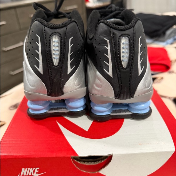 Nike Shox R4 (GS) - Picture 3 of 5